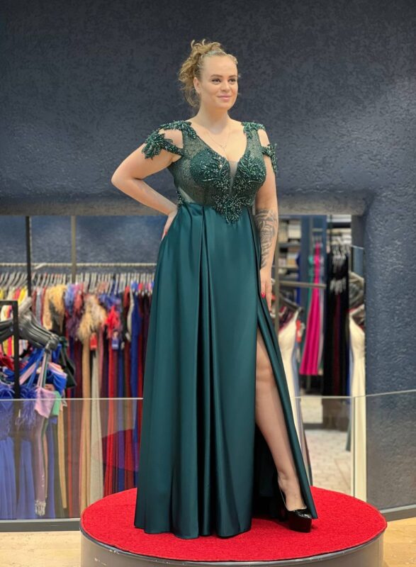 Women party dress made in turkey Ibara : icyatsi.  Ifit uruhu rworoshye kandi iba nziza mu birori.  LA BELLA JAC SHOP  Iyi kanzu yakorewe muri Turkey