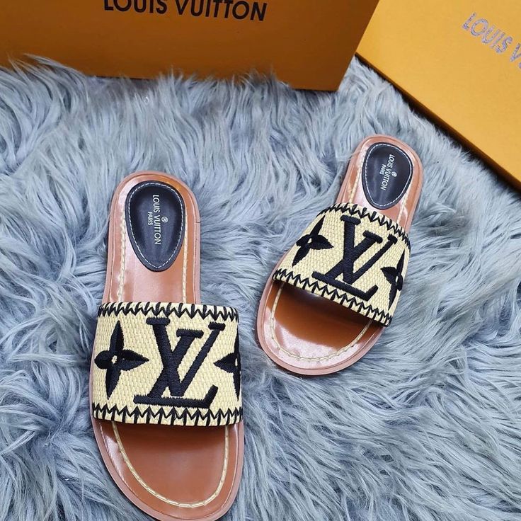 Slide Flat Sandals for Women sandal nziza  wakwambara kucyaricyo cyose kandi iramba.