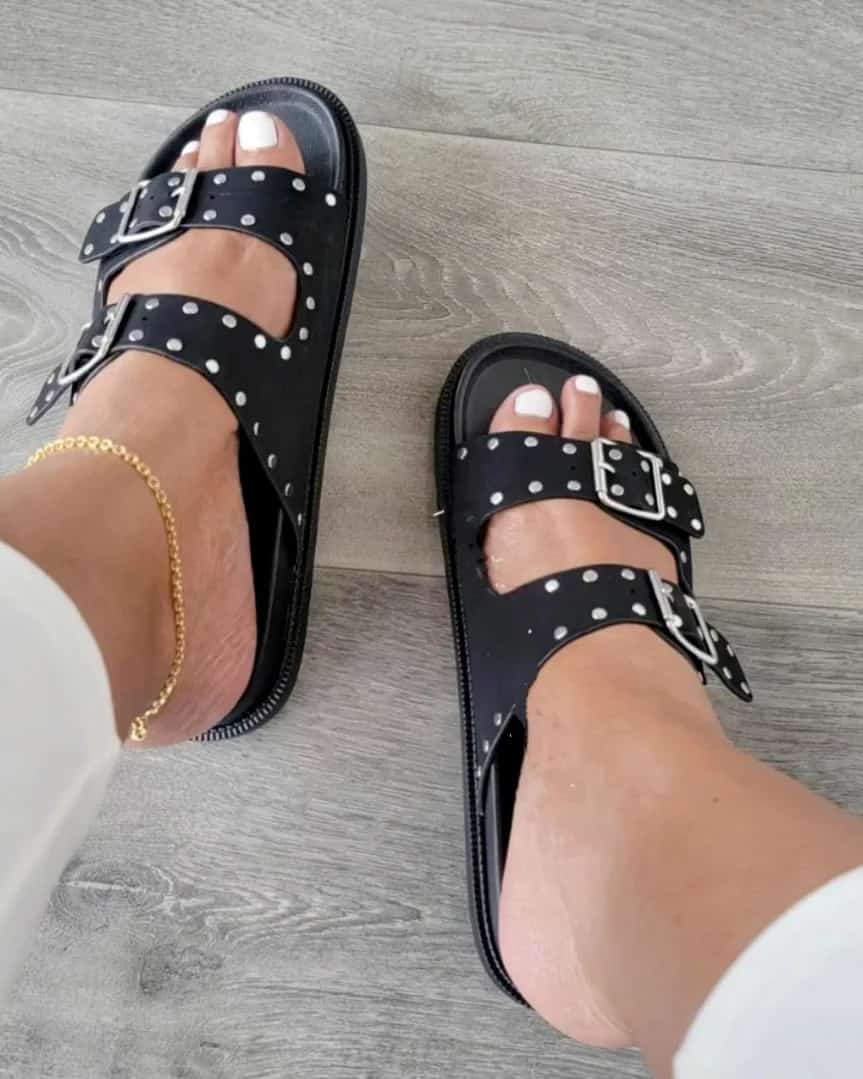 BLACK LEATHER FLIP FLOPS WITH RIVETS
