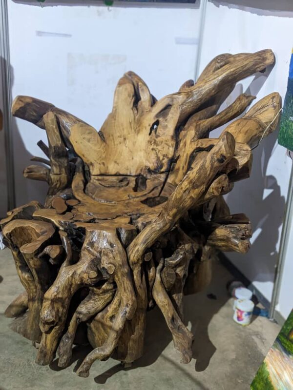 Intebe (sit chair) intebe ikozwe mubiti ikomeye, ifasha abafite ikibazo cy’umugongo ndetse n’abadakunda imifariso.