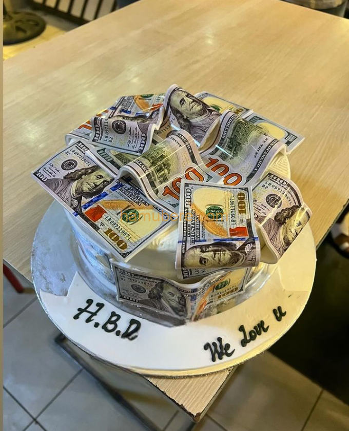 Cake with dollar color