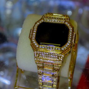 KEEP MOVING DIGITAL WATCH TOUCH WHITE GOLD COLOR